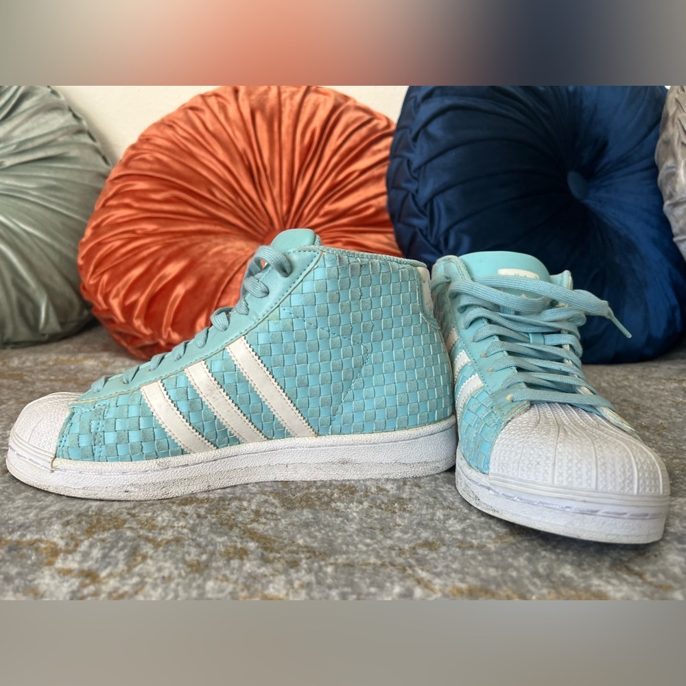 Baby blue Adidas hightops, hard shell - size 6 men